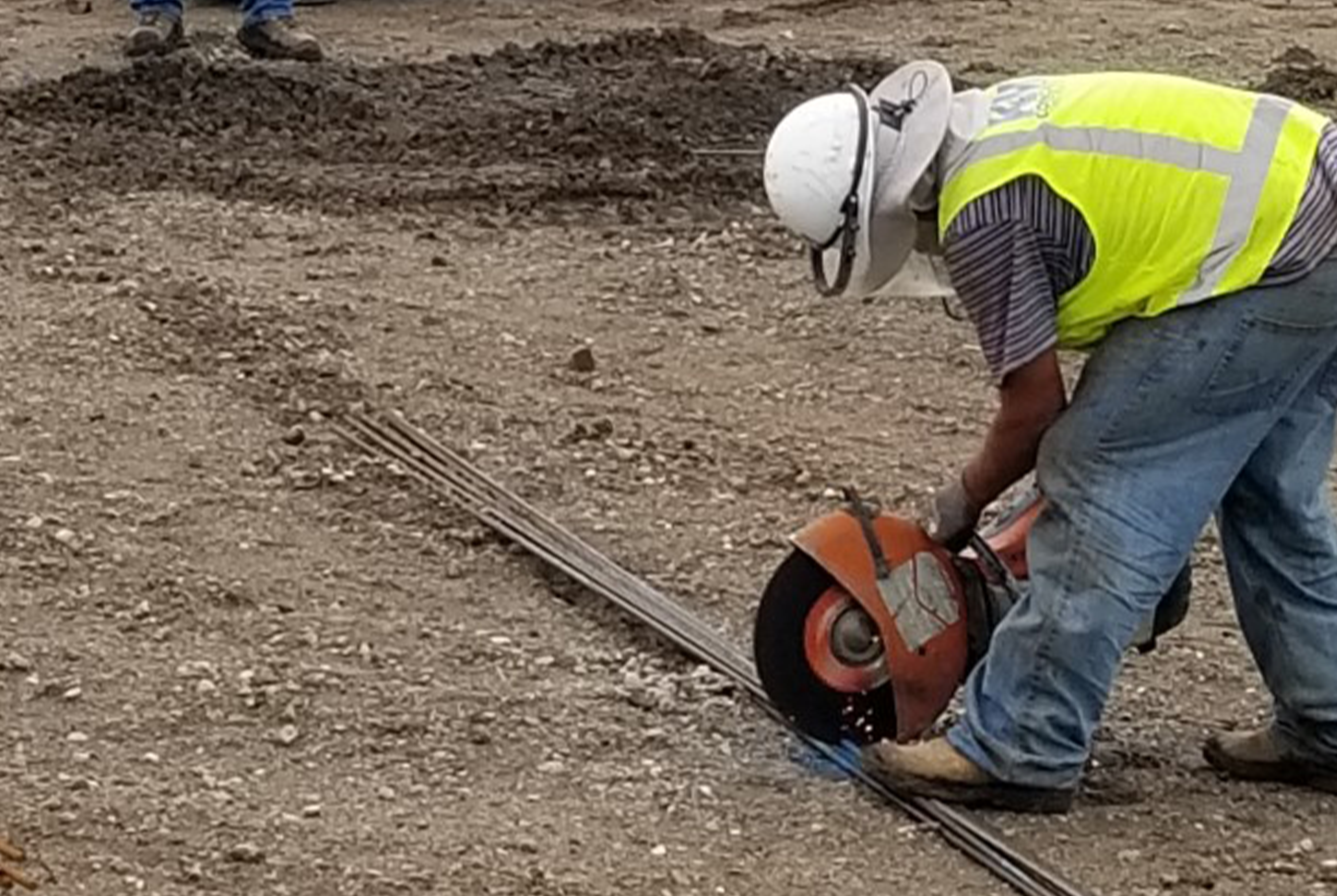 worker-cutting-steel