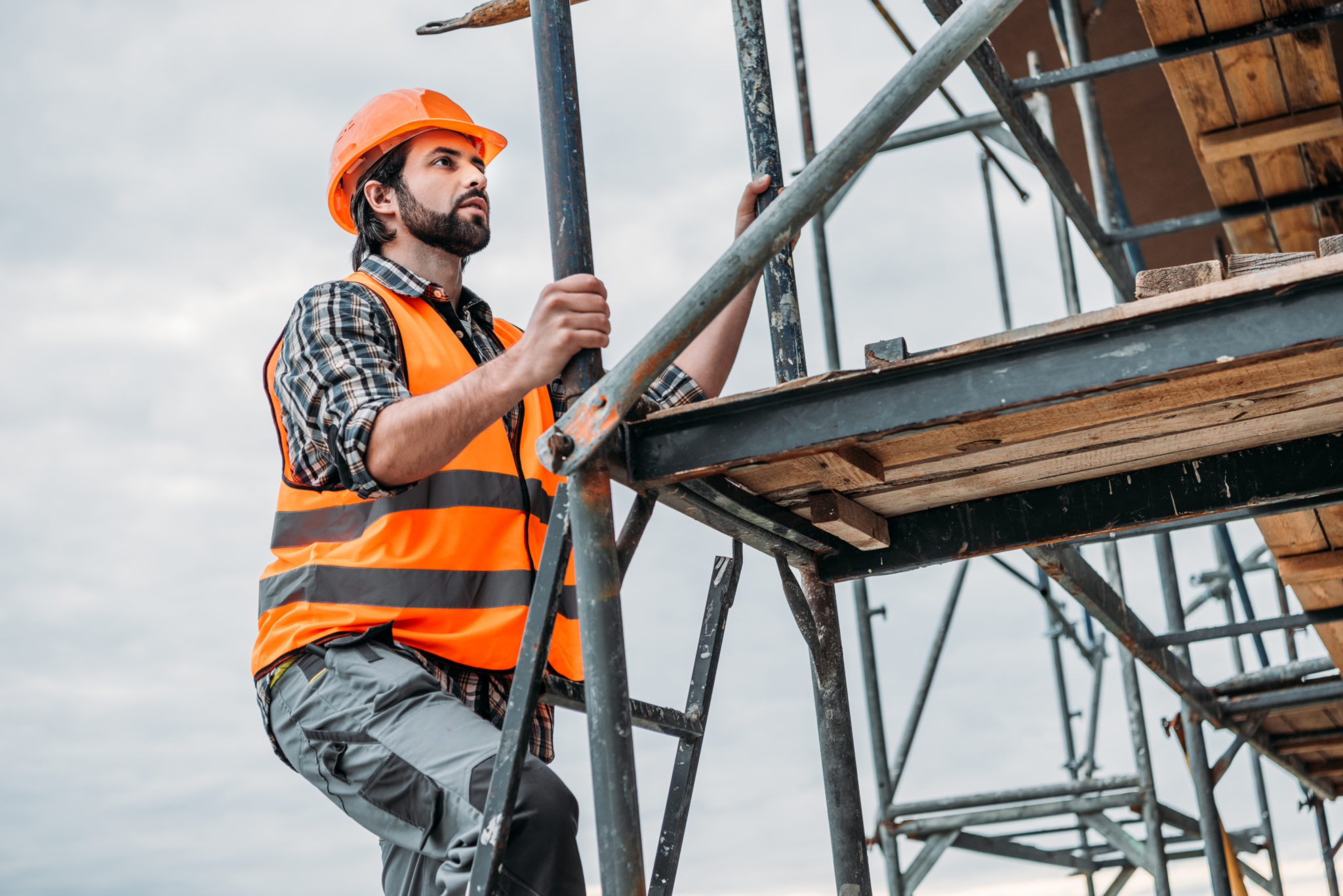 bearded-builder-climbing